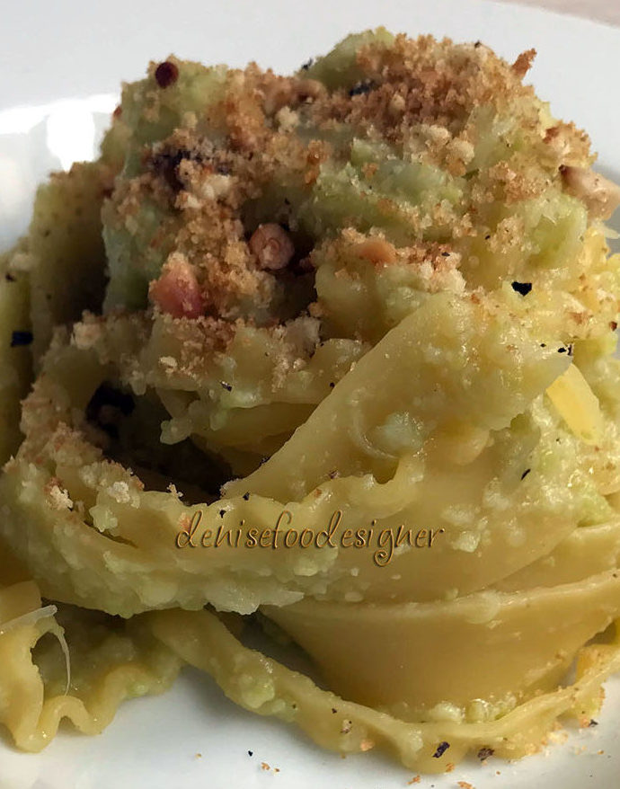 REGINETTE WITH A CAULIFLOWER CREAM AND FLAWORED BREAD CRUMBS
