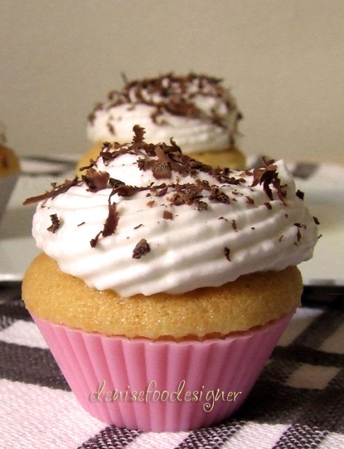 LITTLE VANILLA CUPCAKES WITH RUM WHIPPED CREAM