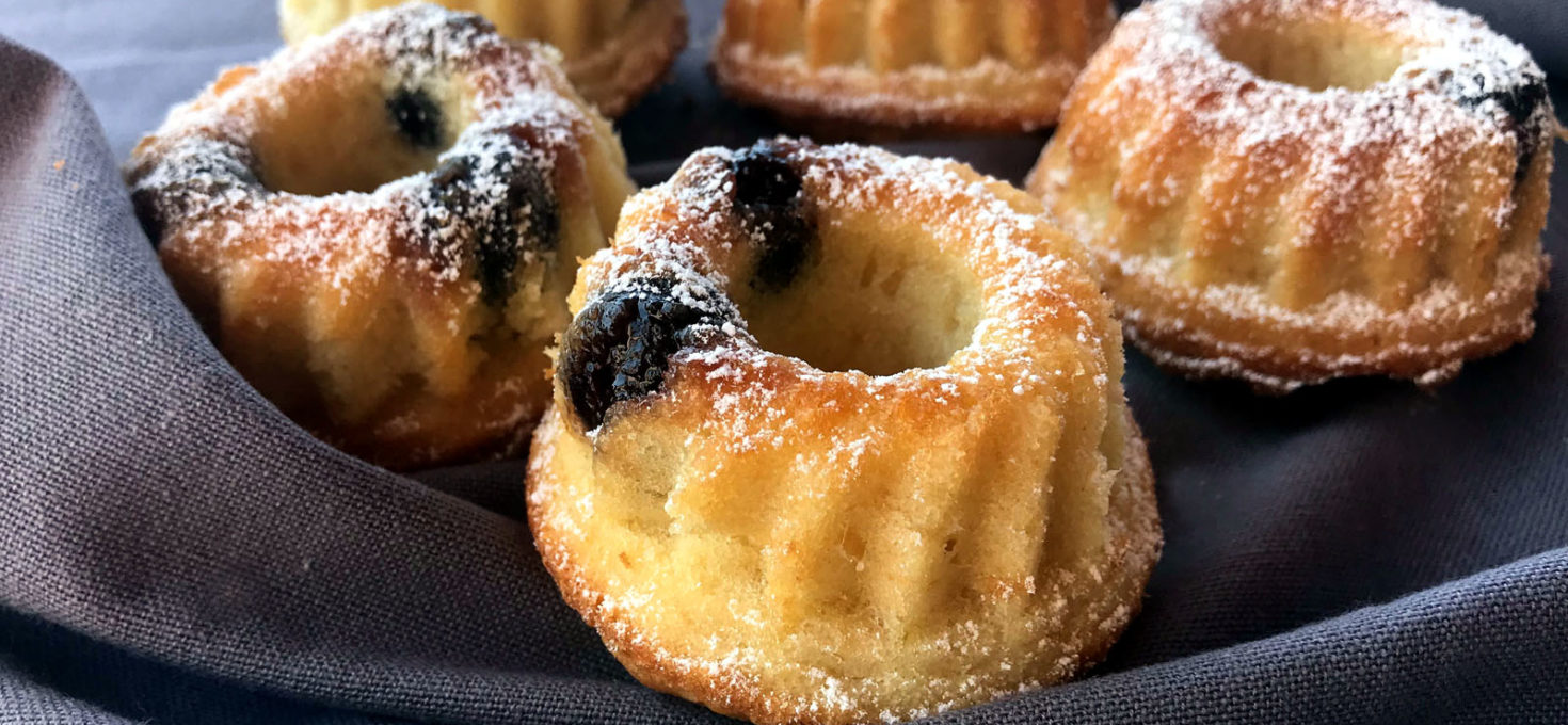 LITTLE BUNDT CAKES WITH BLACK CHERRIES IN SYRUP