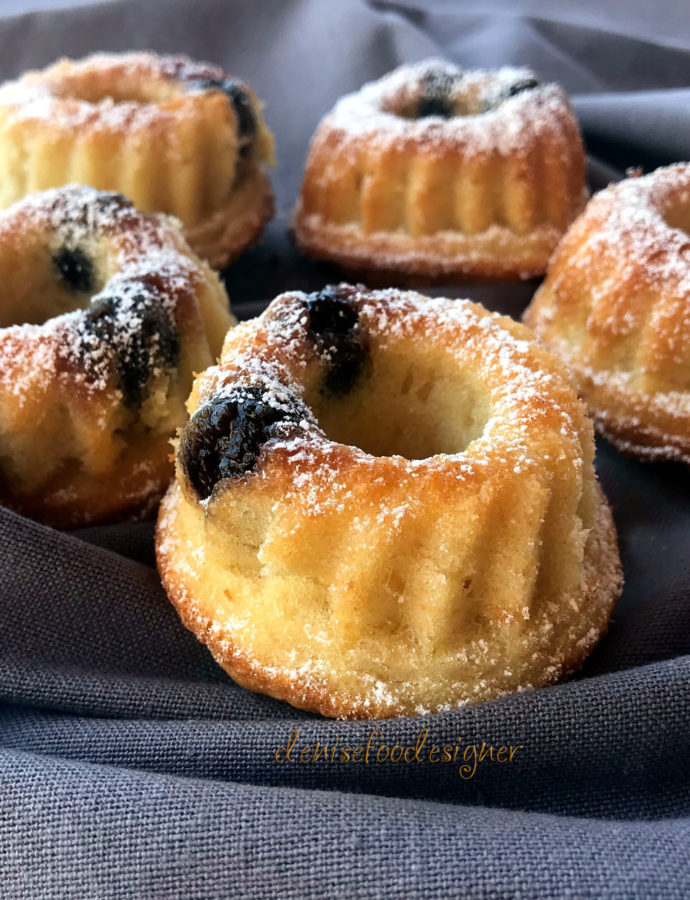 LITTLE BUNDT CAKES WITH BLACK CHERRIES IN SYRUP